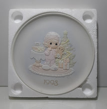 Load image into Gallery viewer, Wishing You The Sweetest Christmas Collectors Plate Dated 1993 Precious Moments
