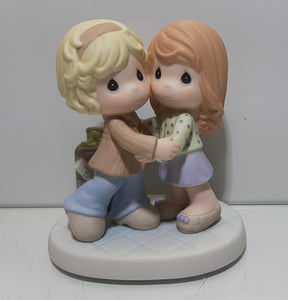 Precious Moments 2009 Collectors' Club MOF "I Come to You with Joy" Figurine