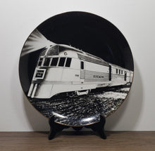 Load image into Gallery viewer, BNSF Railway &quot;The Pioneer Zephyr - 1934 Collector Plate
