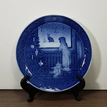Load image into Gallery viewer, Royal Copenhagen Christmas Plate &quot;1982 Waiting For Christmas&quot; Julestemning
