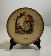 Load image into Gallery viewer, HTF--1978 Goebel Hummel Annual Plate in Original Box

