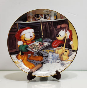 "Holiday Delights" Garfield’s Christmas Plate with Stand