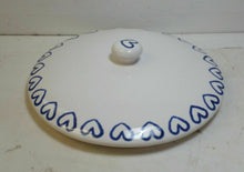 Load image into Gallery viewer, Spongeware Pie Plate w/ Lid Dark Blue Hearts on White Scalloped Edge For 9&quot; Pie - Masolut Superstore
